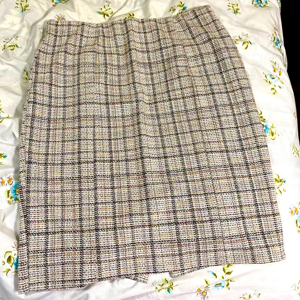 Pencil skirt plaid office style